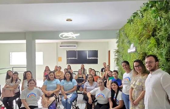 Juíza de Ribeirão Cascalheira participa de evento sobre autismo e destaca importância da informação