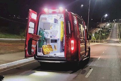 Motociclista sofre ferimentos graves após colisão com poste em Água Boa