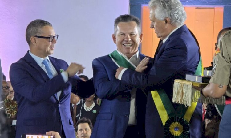 Governador Mauro Mendes recebe a mais alta honraria do estado de Goiás