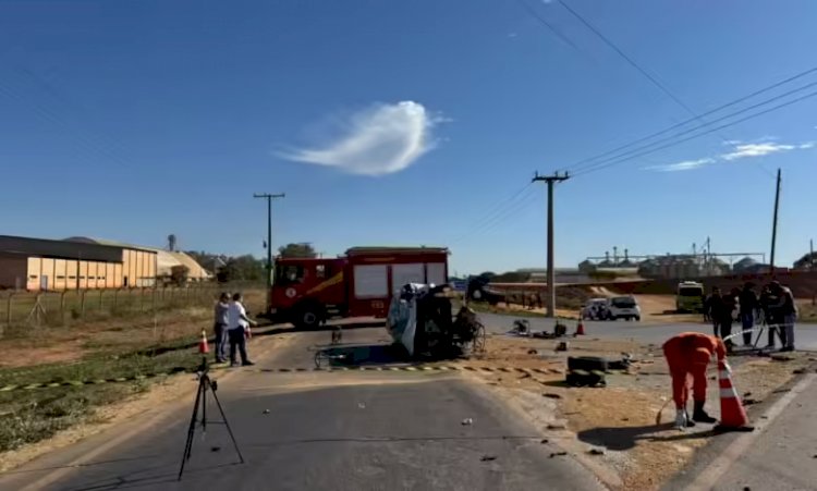 Médico morre e namorada fica ferida em acidente entre carro e carreta