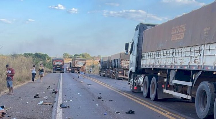 Pai e filhos morrem na BR-158 em colisão frontal entre moto e carreta em Vila Rica