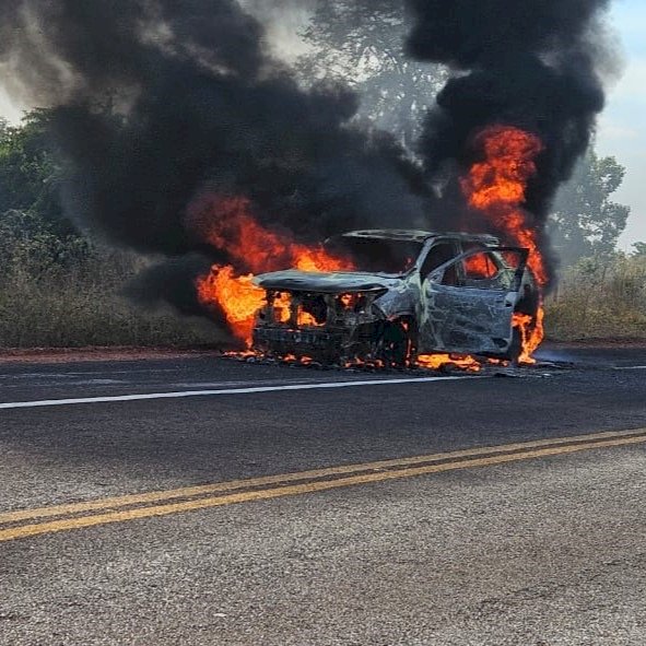Caminhonete pega fogo na BR-158, próximo a Novo Santo Antônio