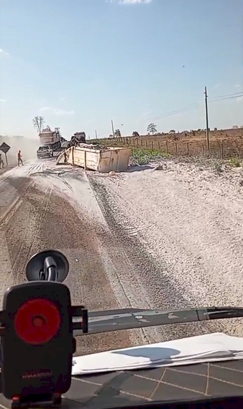 Carreta carregada com calcário tomba e interdita parcialmente a BR-158
