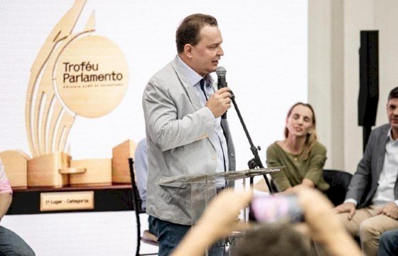 Deputado Max diz que jornalistas merecem reconhecimento