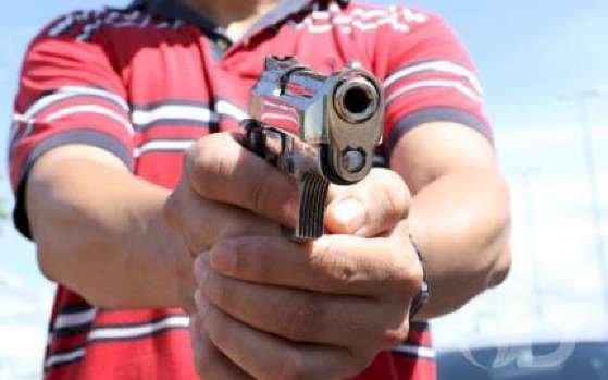 Caminhoneiro é perseguido por e tem veículo alvejado na BR-158, em Vila Rica