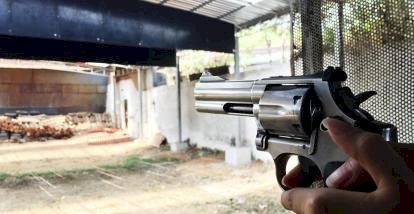 Adolescente é detido suspeito de matar o pai com tiros e facadas; mãe acobertou