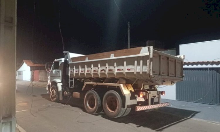 Homem furta caminhão e provoca estragos na rede elétrica e telefônica em Pontal do Araguaia