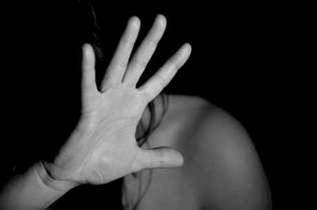 Jovem é abusada por primo enquanto dormia após festa em MT e suspeito preso