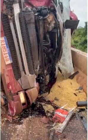 Acidente entre caminhões deixa um motorista morto na MT-020, em Canarana