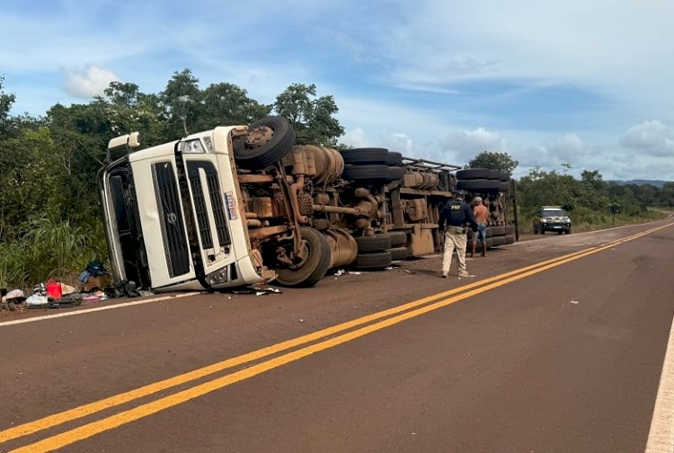 Carreta tomba na BR-070, motorista sofre ferimentos leves e recusa atendimento