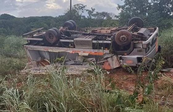 Capotamento mata motorista de caminhão na BR-158, em Canarana