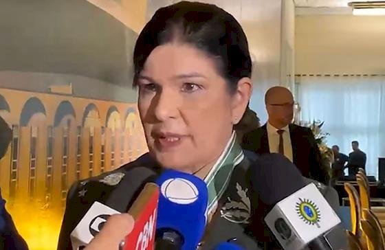 Exército dá posse à 1ª mulher general: 'Competência não tem gênero'