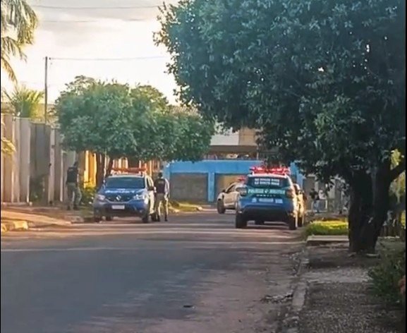 Após negociação, médico que atirou contra policiais, se rende e fica ferido de raspão em Aragarças