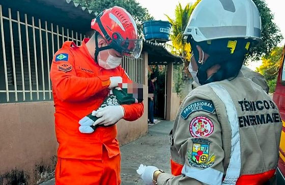 Bebê de 10 dias é salvo de engasgo após atendimento de bombeiros por telefone  em Água Boa