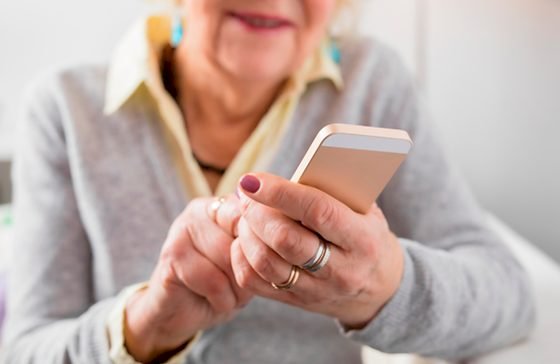 Barra do Garças terá curso gratuito que ensina adultos e idosos a usar celular